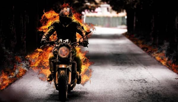 moto en llamas